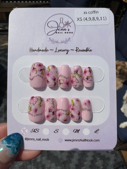 Petal Waltz – Pre-Designed Press-On Nail Set