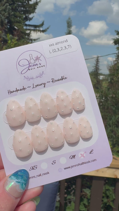 Pearl Dust – Pre-Designed Press-On Nail Set